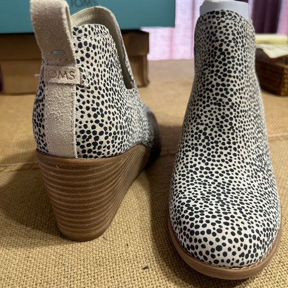 TomsWomen'sKallie Ankle Wedge Boots Size 8.5M Macadamia Mini Cheetah Suede - Picture 2 of 5